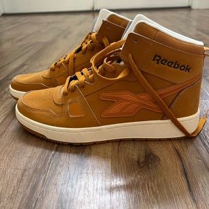 Reebok Resonator Mid Basketball Shoe